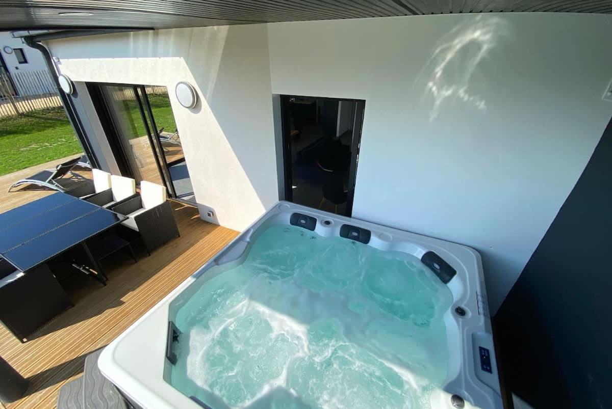 Carantec 4 Stars Villa With Jacuzzi And Garden For 8 Persons Eksteriør billede